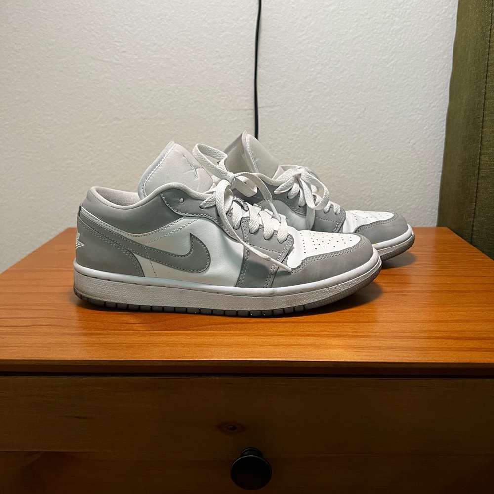 Jordan 1 low, White/Aluminum/Wolf Grey size 8 women’s